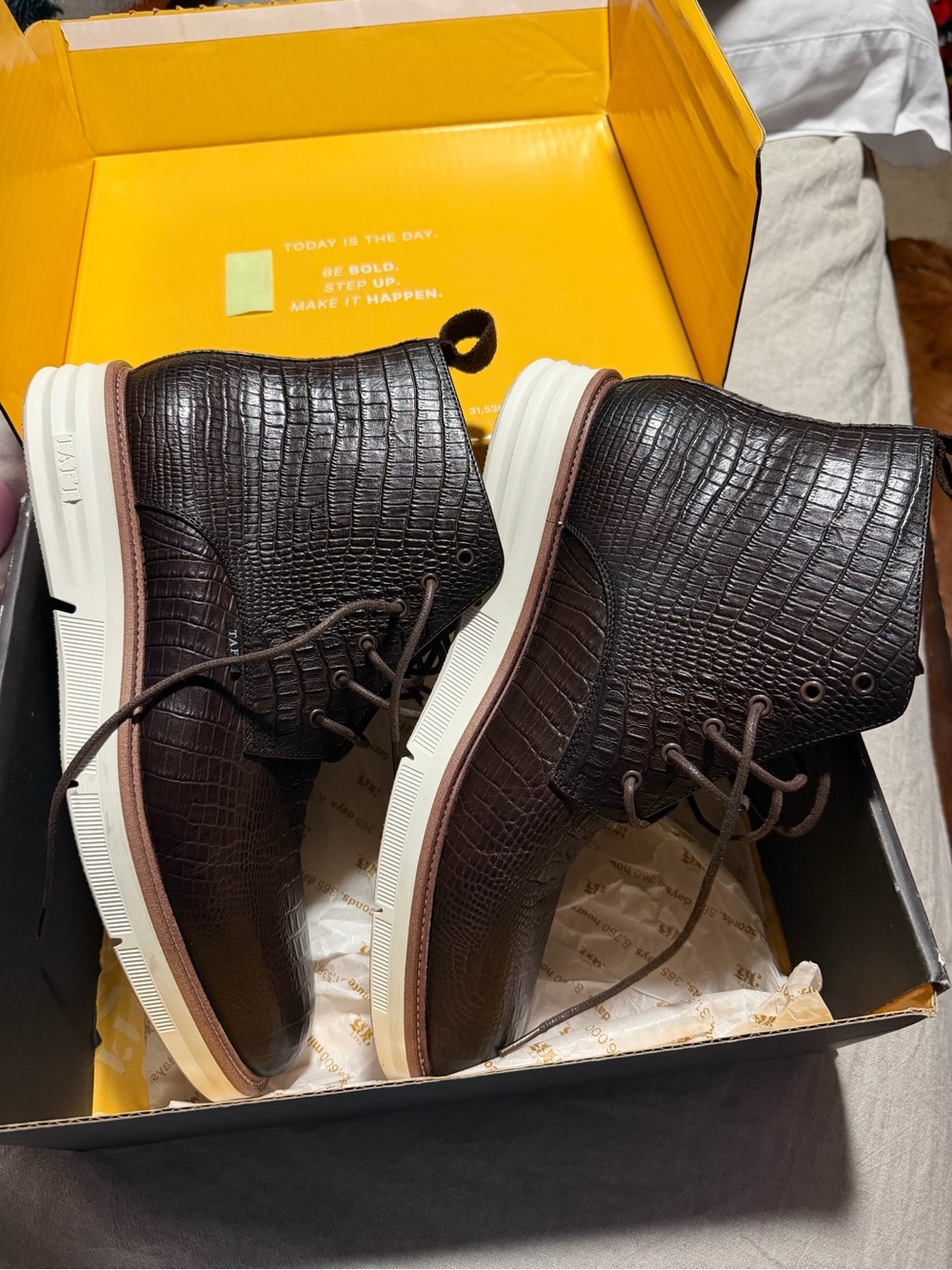 Men’s size 10 Taft 365 Dark Brown Croc-Embossed Chukka Boots with White Sole